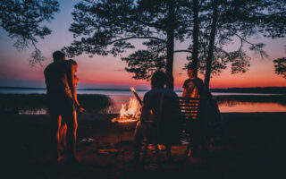 mit Familie am Feuer