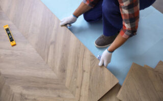 Hausrenovierung durch Fachbetriebe oder selber?